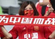 平博体育-中国台北战神队啦啦队员为球队加油，与球迷互动活跃气氛