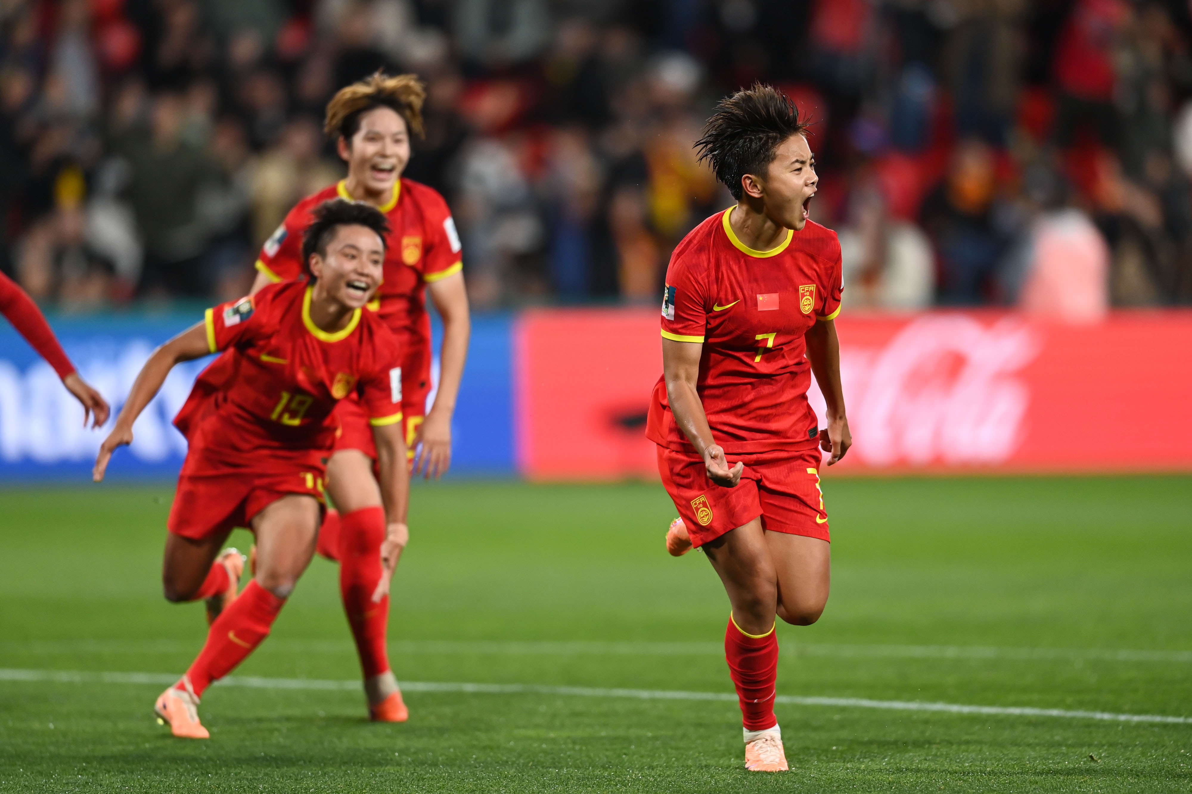 包含足坛全城瞩目：女足队员英勇无畏拼搏赛场上的词条