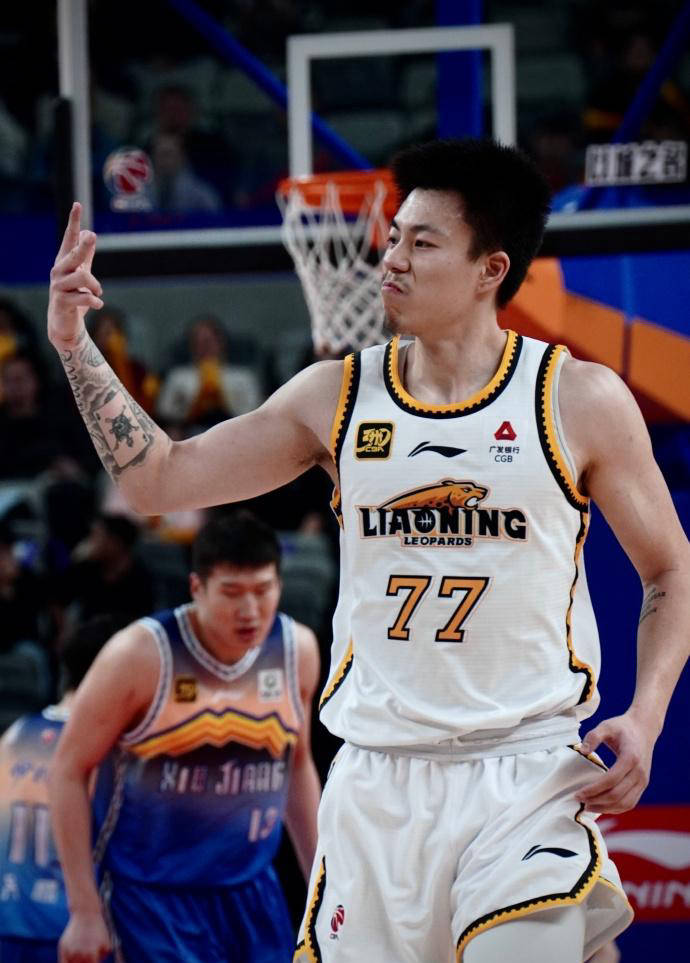 包含西悉尼流浪者防守体系稳固，力求半决赛再创佳绩的词条