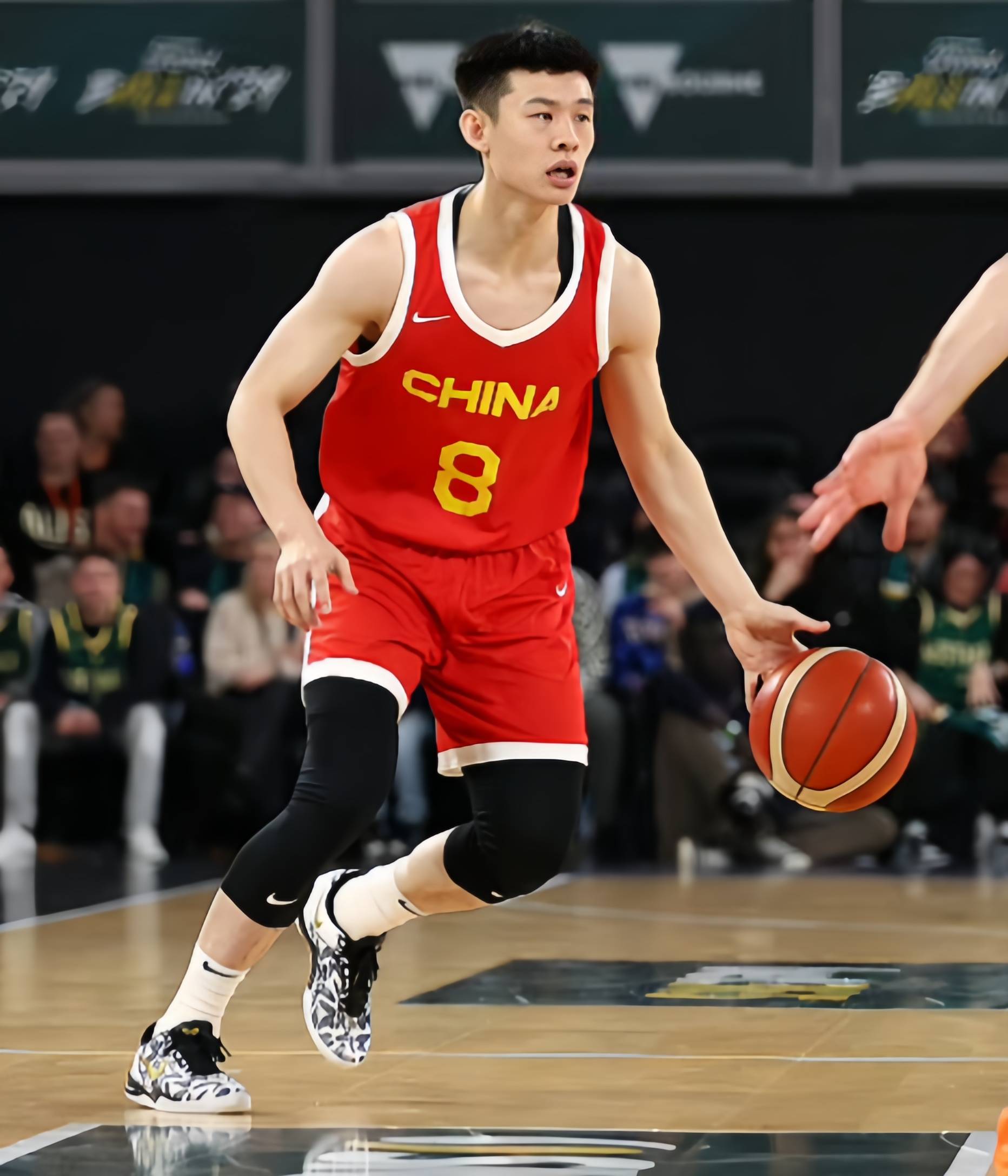 包含中国男篮大胜蒙古胡金秋20分廖三宁13+9的词条