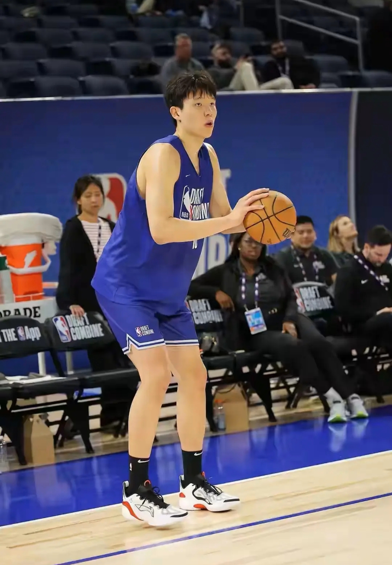 关于调整能力强！杨瀚森天崩开局随后5助攻3封盖定神的信息