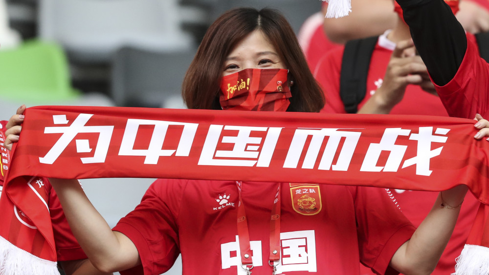 中国台北战神队啦啦队员为球队加油，与球迷互动活跃气氛