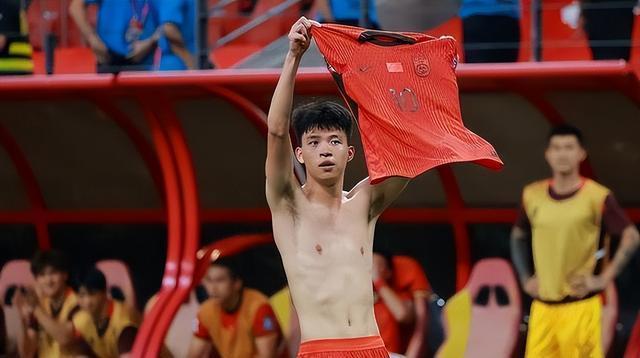 霸气！国足再现1大规模冲突：对方多次挑衅，王钰栋罕见发飙！