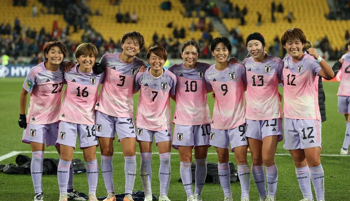 超越自我：女子足球队斗志昂扬的简单介绍