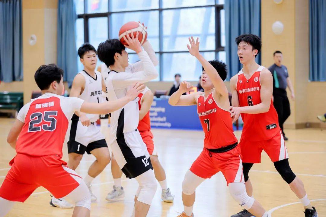 重庆篮球迷热情奔放，助力球队取胜的简单介绍